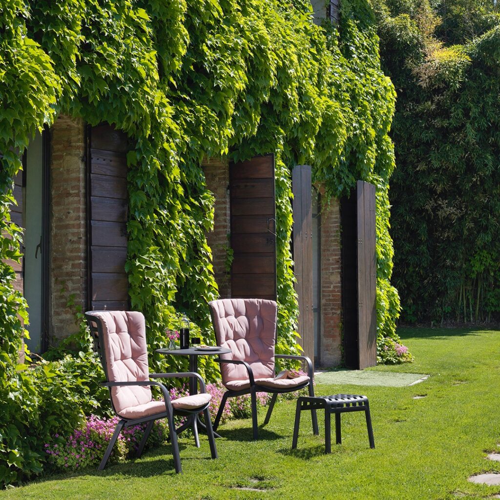 Nardi folio cushioned 4-piece bistro set - charcoal & rosa pink